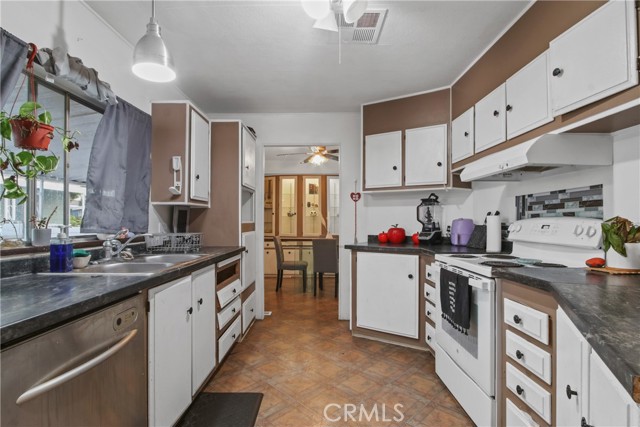 Detail Gallery Image 4 of 10 For 3595 Santa Fe Ave, #33, Long Beach,  CA 90810 - 3 Beds | 2 Baths