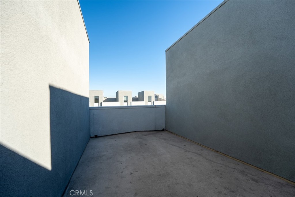 https://media.crmls.org/medias/656bc3de-ec4c-4337-9eec-4c1c910c7bc7.jpg?preset=X-Large
