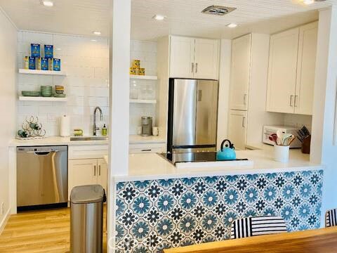 160 Ash Avenue, Carpinteria CA: https://media.crmls.org/medias/656cc729-e2e9-4b61-ad3a-878b3a5e1d79.jpg
