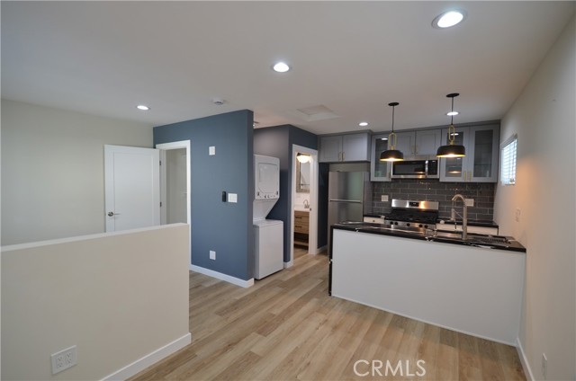 Detail Gallery Image 2 of 8 For 6406 Densmore Ave, Lake Balboa,  CA 91406 - 1 Beds | 1 Baths