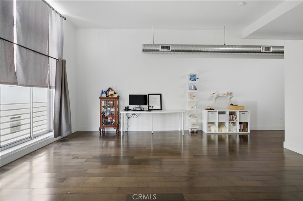 https://media.crmls.org/medias/656dfe18-a042-4e14-87b0-4fd82a063e07.jpg?preset=X-Large