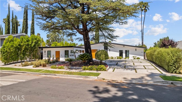 23427 Canzonet Street, Woodland Hills CA: https://media.crmls.org/medias/656f2c11-c953-4b9c-863a-77fd188c68d1.jpg