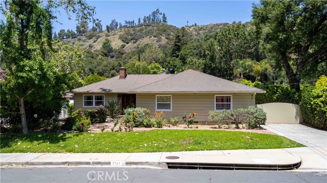 Detail Gallery Image 1 of 38 For 2741 E Glenoaks Bld, Glendale,  CA 91206 - 3 Beds | 2 Baths