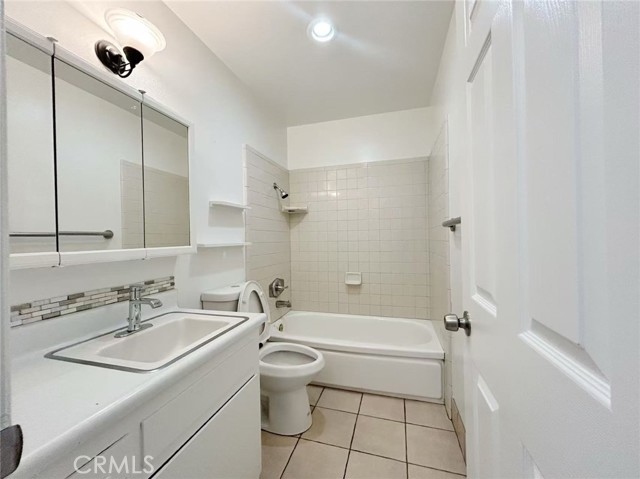 1016 W El Morado Court, Ontario CA: https://media.crmls.org/medias/657243d1-e675-4be9-9ef9-7f3a0a54aeb6.jpg