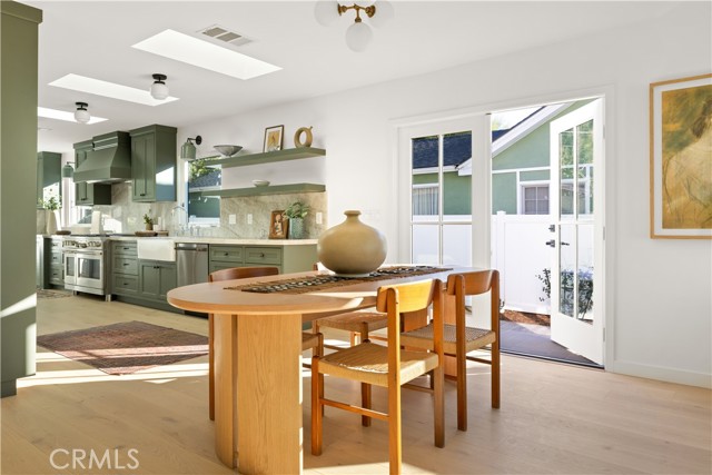 Detail Gallery Image 7 of 22 For 564 N Lucerne Bld, Los Angeles,  CA 90004 - 3 Beds | 2 Baths