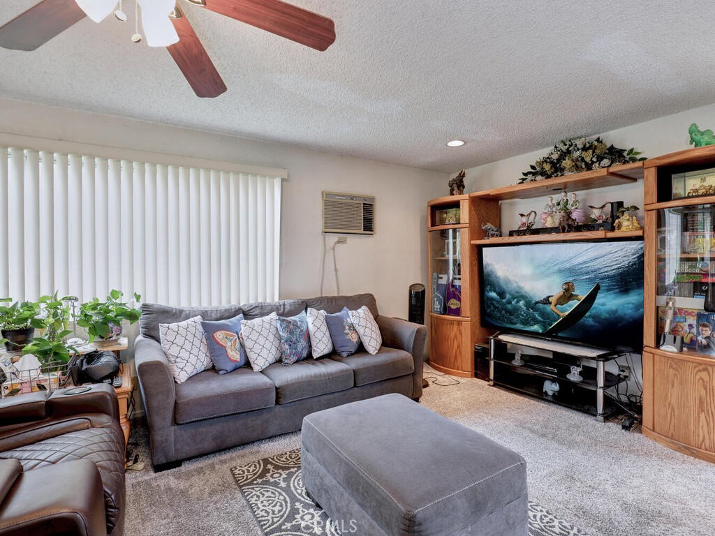 https://media.crmls.org/medias/6575d7fd-d7c4-4ad7-9384-51c670aa9e1c.jpg?preset=X-Large