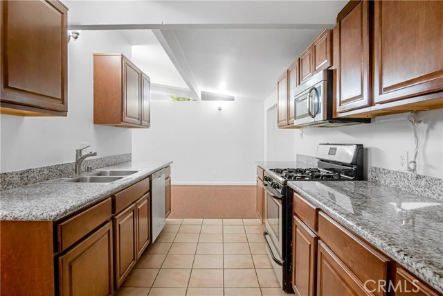 Detail Gallery Image 10 of 22 For 16518 Daphne Ave, Torrance,  CA 90504 - 4 Beds | 2 Baths