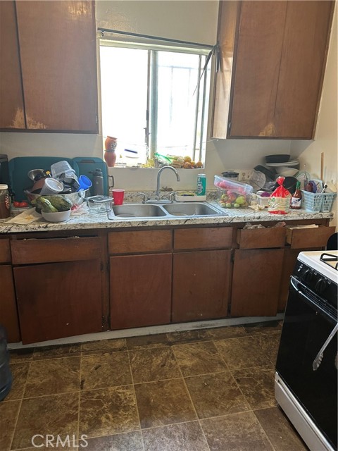 201 W Raymond Street, Compton CA: https://media.crmls.org/medias/657650e4-2646-4fb6-a670-6b4c111b8f26.jpg