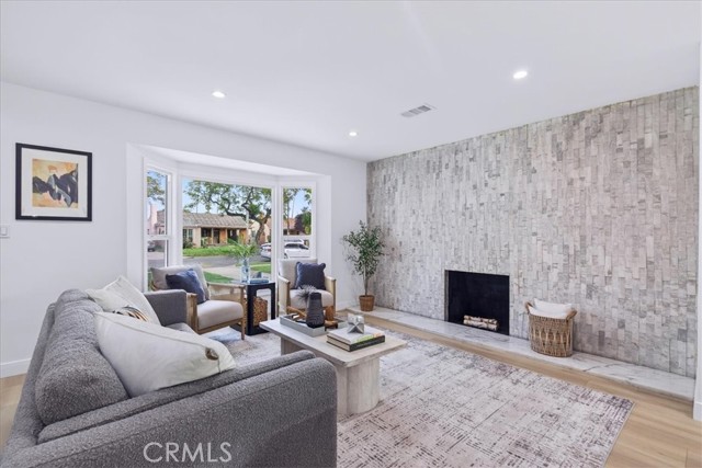 Detail Gallery Image 5 of 34 For 3825 Edgehill Dr, Los Angeles,  CA 90008 - 3 Beds | 2 Baths