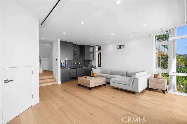 1061 Skyline Drive, Laguna Beach CA: https://media.crmls.org/medias/657980ea-f278-4d78-bbac-32a78c7fd889.jpg