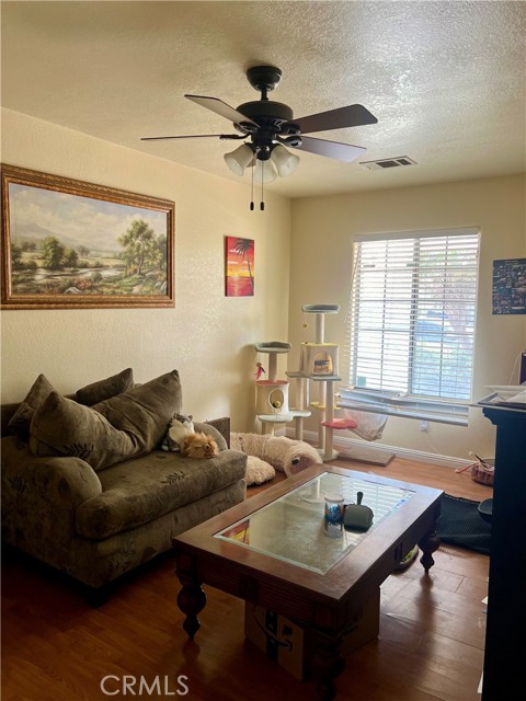 Detail Gallery Image 4 of 16 For 9291 Pleasant Hurst Ct, Jurupa Valley,  CA 92509 - 4 Beds | 2 Baths