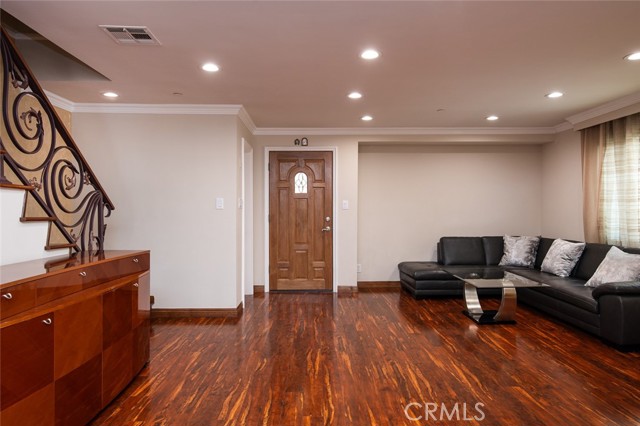 Detail Gallery Image 15 of 44 For 707 Raleigh St #5,  Glendale,  CA 91205 - 3 Beds | 3 Baths