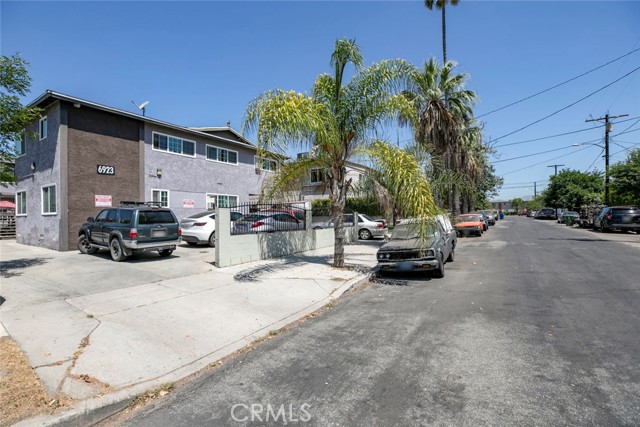6923 Ben Avenue, North Hollywood CA: https://media.crmls.org/medias/6583f58c-cdae-4488-bb45-2b80d19f8a0b.jpg
