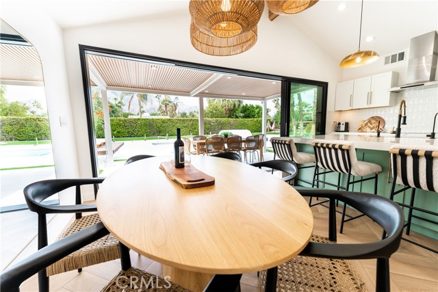 515 N Burton Way, Palm Springs CA: https://media.crmls.org/medias/658576ac-6ea6-412e-b20a-b1ce298bcc3c.jpg