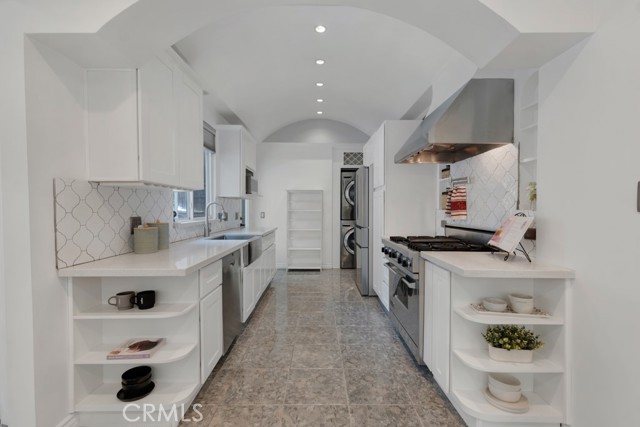 Detail Gallery Image 6 of 29 For 19419 Oxnard St, Tarzana,  CA 91356 - 4 Beds | 4 Baths