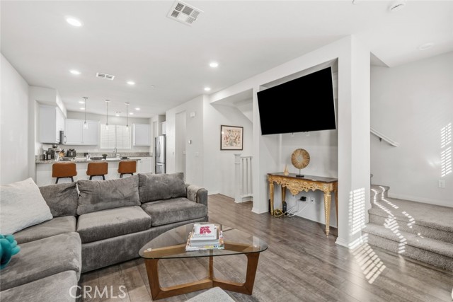 Detail Gallery Image 13 of 47 For 7214 N Chestnut, Van Nuys,  CA 91405 - 2 Beds | 3 Baths