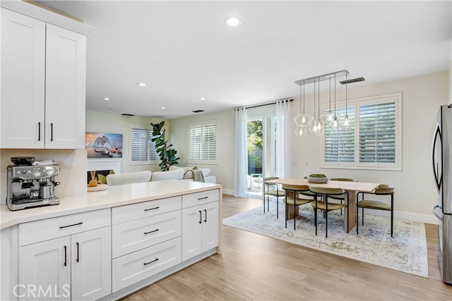 Detail Gallery Image 10 of 34 For 19920 Holly Dr, Saugus,  CA 91350 - 3 Beds | 2/1 Baths