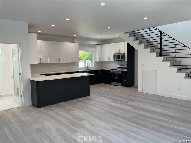 Detail Gallery Image 3 of 31 For 18403 Devonshire St, Northridge,  CA 91325 - 2 Beds | 2/1 Baths