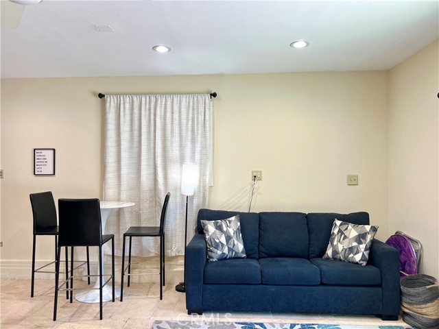 Detail Gallery Image 5 of 19 For 17401 Raymer St, Northridge,  CA 90039 - 1 Beds | 1 Baths