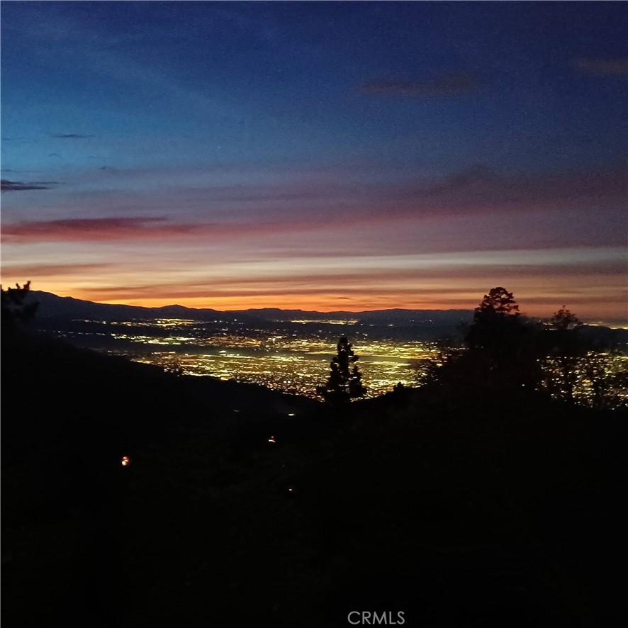 https://media.crmls.org/medias/658e796d-ada5-4dc0-a33d-f1a3f188a792.jpg?preset=X-Large