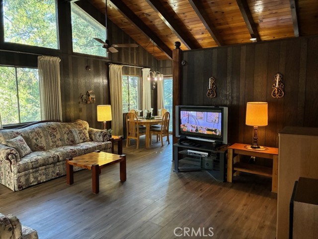 Detail Gallery Image 7 of 39 For 23992 Lakeview Dr., Crestline,  CA 92325 - 3 Beds | 2 Baths