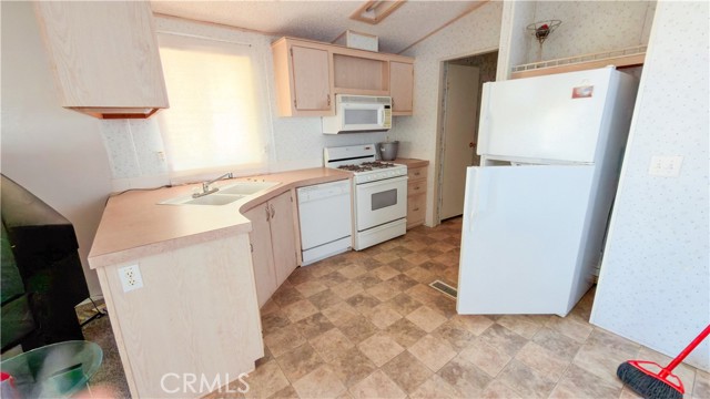 Detail Gallery Image 9 of 28 For 18420 Decker, Perris,  CA 92570 - 2 Beds | 2 Baths