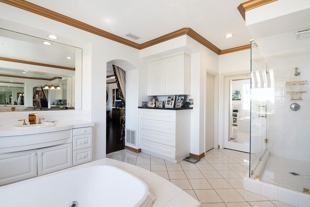 Detail Gallery Image 34 of 57 For 3319 Clifden Ln, Burbank,  CA 91504 - 5 Beds | 6/1 Baths