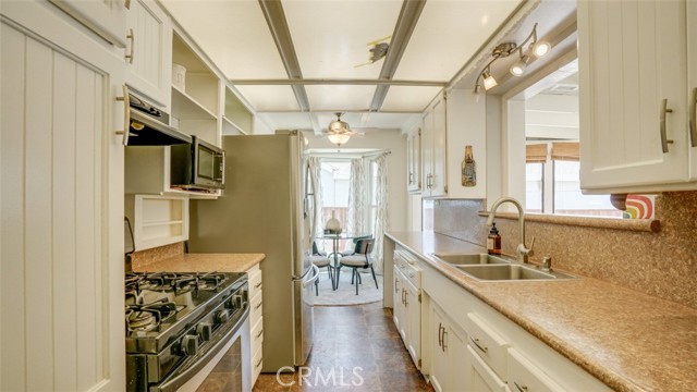 525 N Mariposa Street, Burbank CA: https://media.crmls.org/medias/65991223-c55e-47b5-af57-4980798beca8.jpg