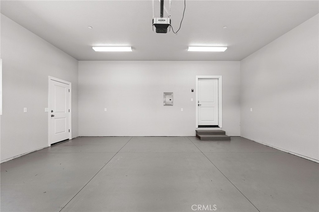 https://media.crmls.org/medias/659bb98f-6492-4dec-98a1-21b716386925.jpg?preset=X-Large