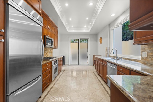 Detail Gallery Image 11 of 25 For 143 N Arnaz Dr #102,  Beverly Hills,  CA 90211 - 3 Beds | 2/1 Baths