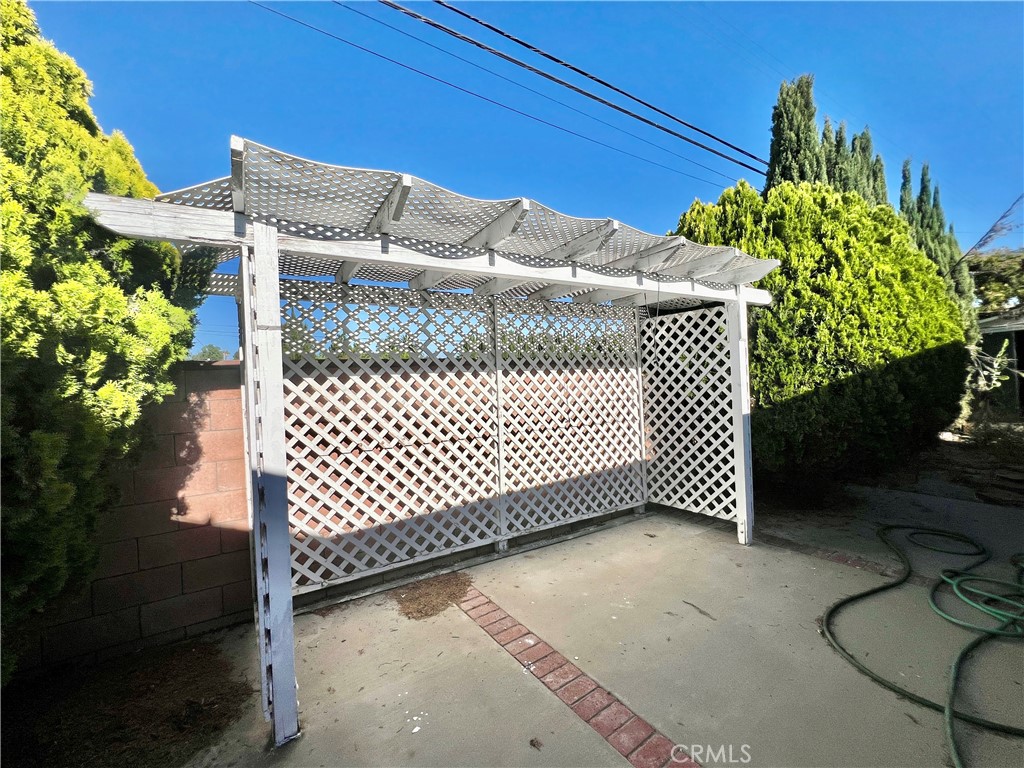 https://media.crmls.org/medias/659ea3d8-583a-40e0-9f75-7929ed99721c.jpg?preset=X-Large