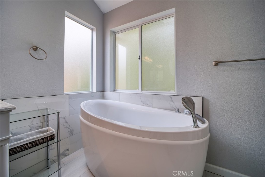 https://media.crmls.org/medias/65a12430-7678-479f-9d8b-acdacaaf867a.jpg?preset=X-Large