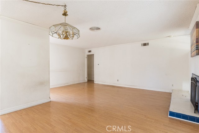 Detail Gallery Image 8 of 48 For 17149 Donmetz, Granada Hills,  CA 91344 - 4 Beds | 2 Baths