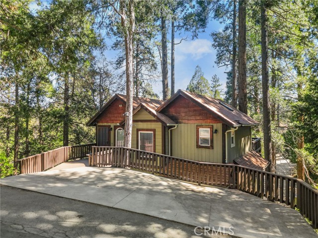 Detail Gallery Image 2 of 32 For 23988 Scenic, Crestline,  CA 92325 - 3 Beds | 2 Baths