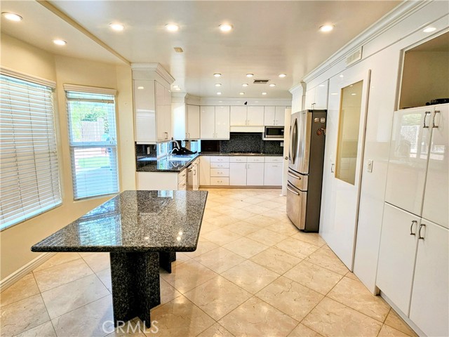 Detail Gallery Image 7 of 30 For 18521 Calle Vista Cir, Porter Ranch,  CA 91326 - 5 Beds | 4 Baths