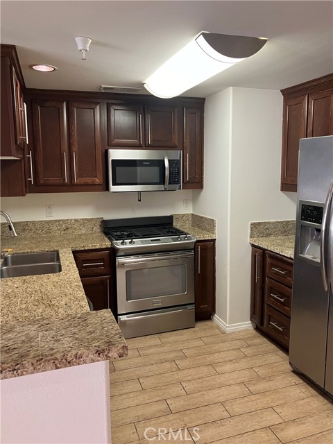 Detail Gallery Image 13 of 17 For 11925 Kling St #408,  Valley Village,  CA 91607 - 2 Beds | 2 Baths