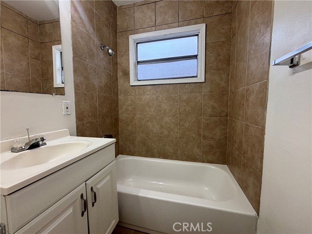 Detail Gallery Image 11 of 24 For 7447 Loma Verde Ave, Canoga Park,  CA 91303 - 3 Beds | 2 Baths