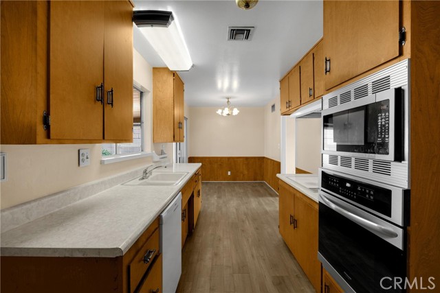 917 N Fuchsia Avenue, Ontario CA: https://media.crmls.org/medias/65aa90f0-b4a8-43e7-8bb2-5b5fd7fa918d.jpg