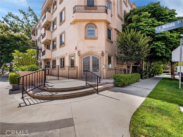 Detail Gallery Image 3 of 21 For 11280 La Maida #401,  North Hollywood,  CA 91601 - 3 Beds | 2/1 Baths