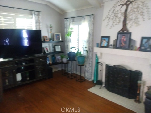 2035 W 71st, Los Angeles CA: https://media.crmls.org/medias/65b39621-3ccd-41a0-9d77-345e56314a9a.jpg