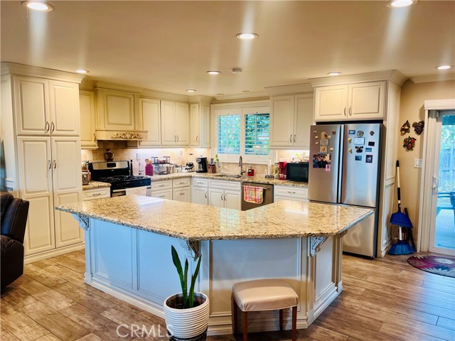 1880 Plaza Serena, Ontario CA: https://media.crmls.org/medias/65b3e225-fcbf-4c6a-8ffb-474caa956644.jpg