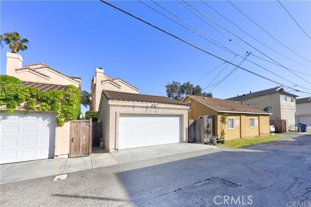 421 11th Street, Huntington Beach CA: https://media.crmls.org/medias/65b49828-e7ef-48df-b0b3-19ddb7f1e006.jpg