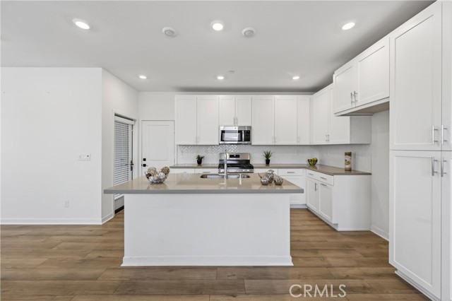 Detail Gallery Image 4 of 63 For 4044 Shada Ln, Corona,  CA 92883 - 4 Beds | 3 Baths