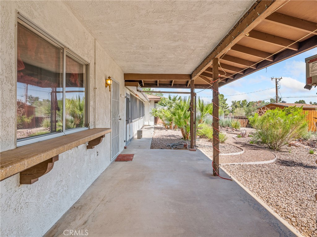 https://media.crmls.org/medias/65b7c509-2eed-42e0-8c91-ddcf7f426493.jpg?preset=X-Large