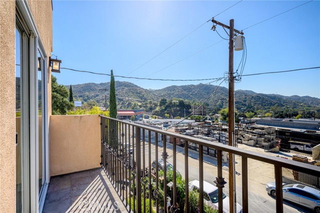 Detail Gallery Image 26 of 31 For 10118 Fernglen #1,  Tujunga,  CA 91042 - 3 Beds | 2/1 Baths