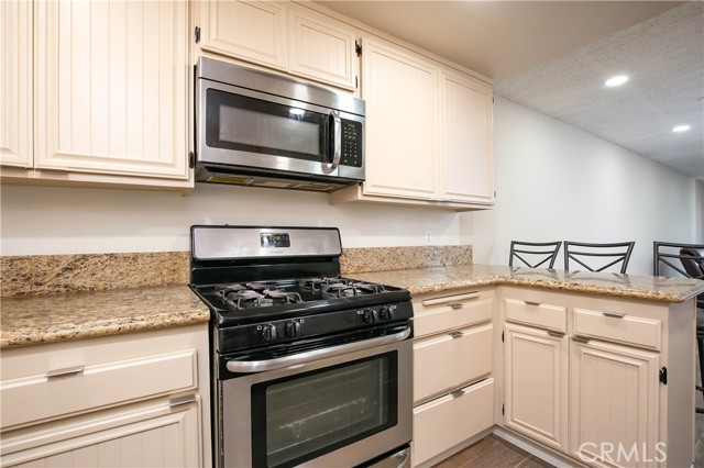 Detail Gallery Image 6 of 18 For 26922 Flo, Canyon Country,  CA 91351 - 2 Beds | 2 Baths