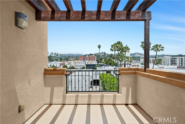 5633 Carlton Way, Hollywood CA: https://media.crmls.org/medias/65bb0059-536d-4cdc-ab3f-ab24fb99b059.jpg