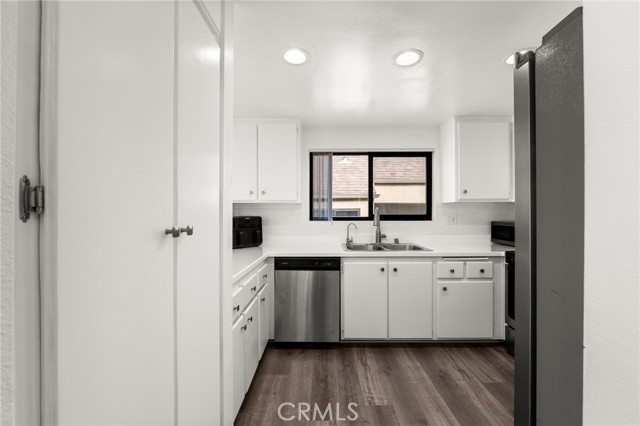 Detail Gallery Image 9 of 33 For 17722 Sergio, Huntington Beach,  CA 92647 - 2 Beds | 2 Baths