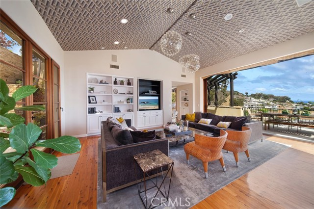 Detail Gallery Image 7 of 26 For 1131 Emerald Bay, Laguna Beach,  CA 92651 - 5 Beds | 5/1 Baths