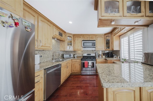 Detail Gallery Image 11 of 39 For 9775 via Roma, Burbank,  CA 91504 - 2 Beds | 3 Baths